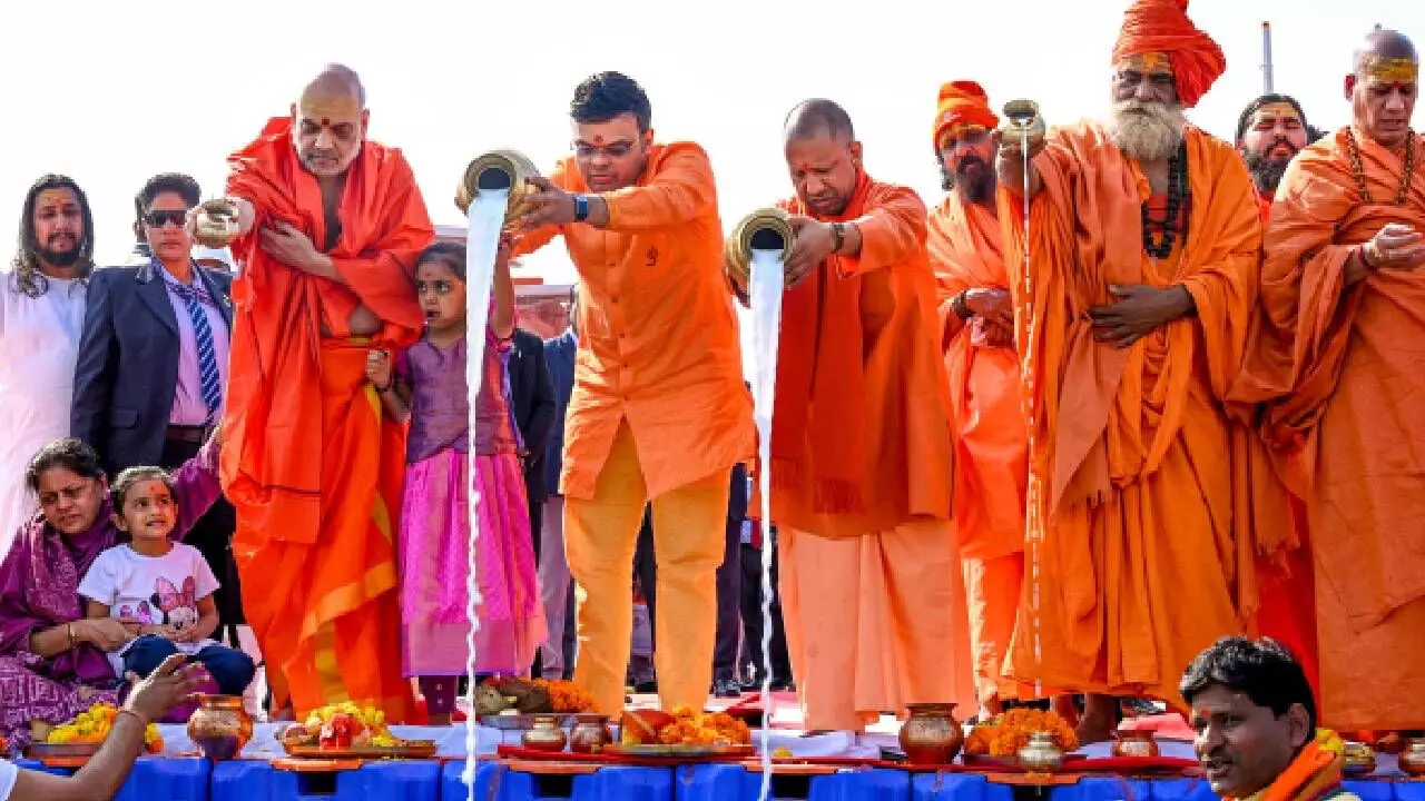 Amit Shah takes dip in Sangam, family performs rituals