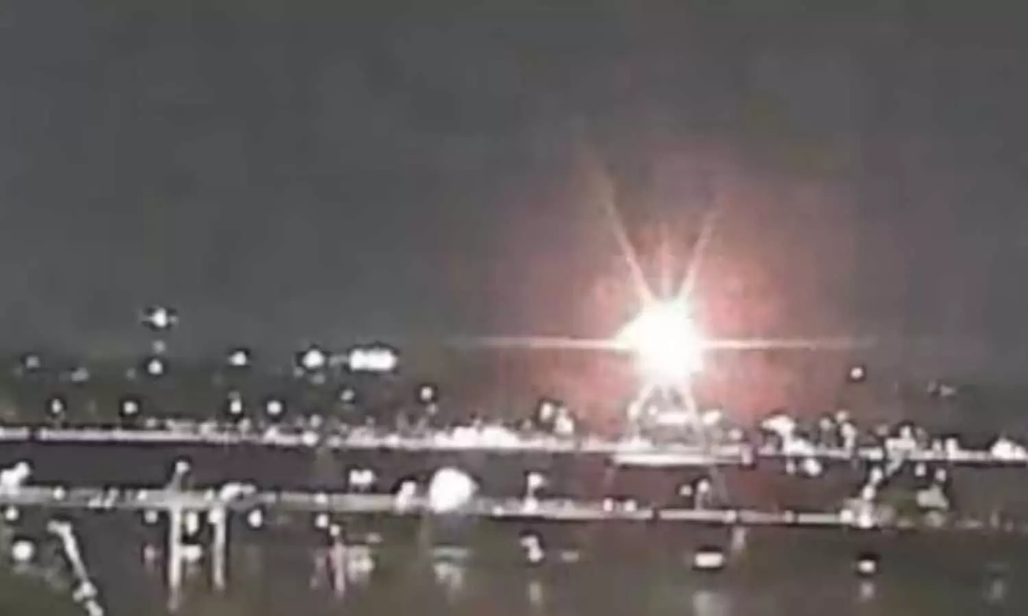 Plane Crashes Into Potomac River In US After Mid-Air Collision With Chopper Near Reagan Airport: VIDEO