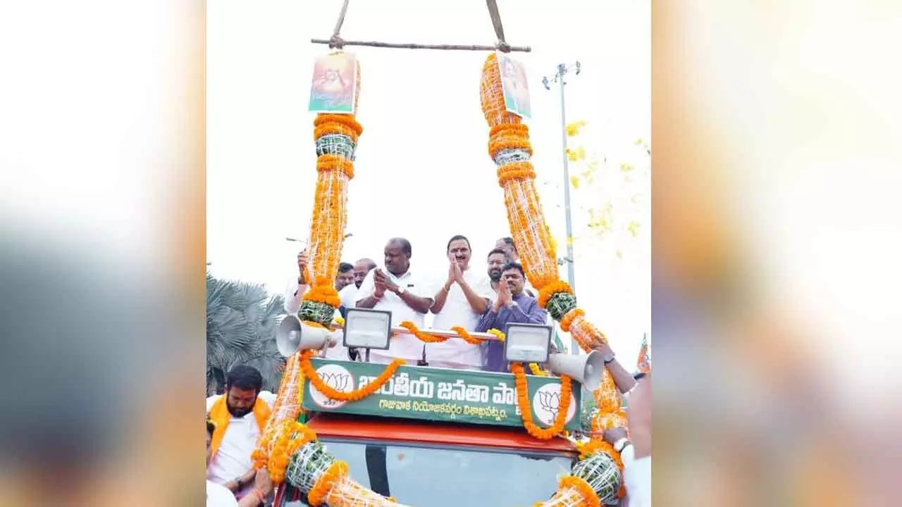 Kumaraswamy, Varma Get Grand Reception