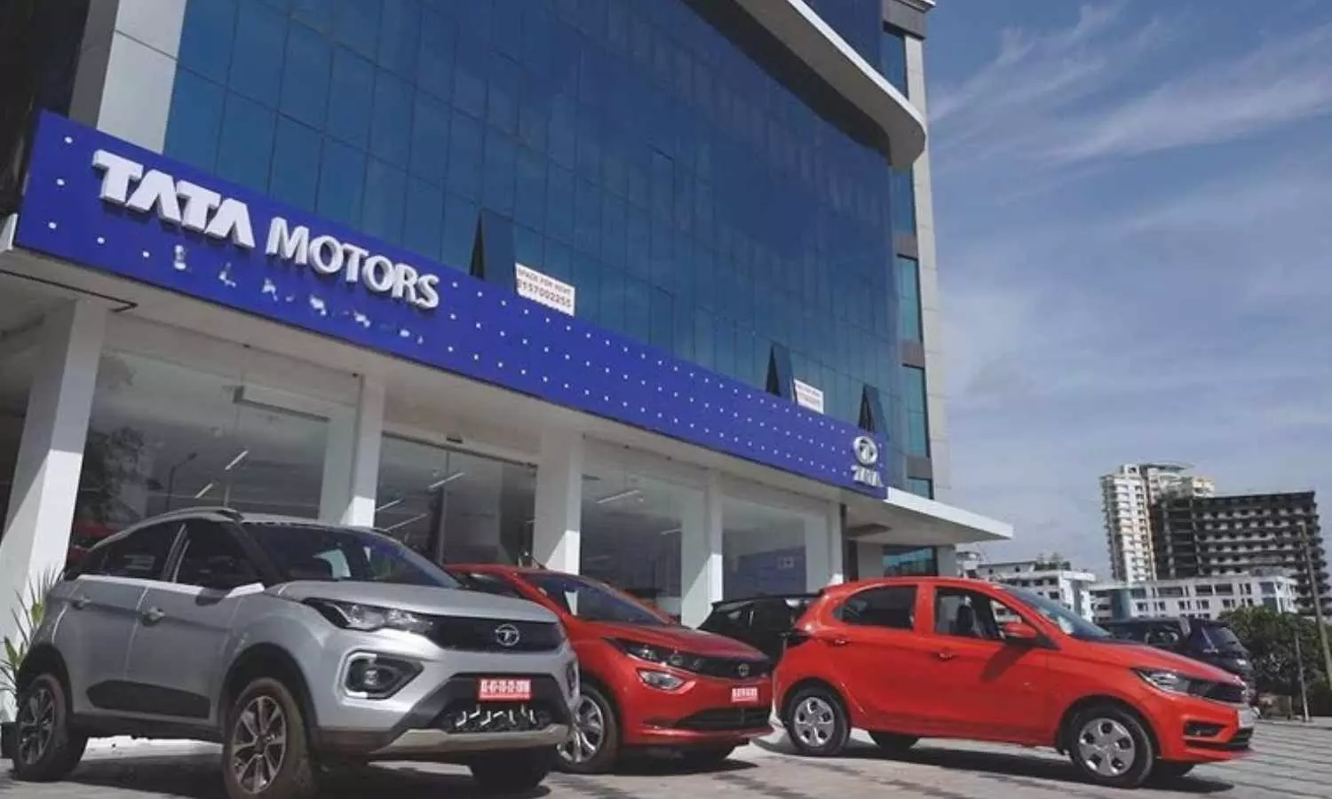 Tata Motors Shares Trade Below 700 Mark for the 4th-Straight Session, Should You Buy, Hold or Sell?