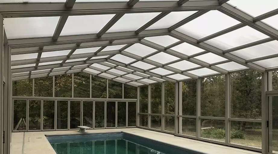 Swimming Pool Enclosures vs. Pool Covers: Which Is Right for You?