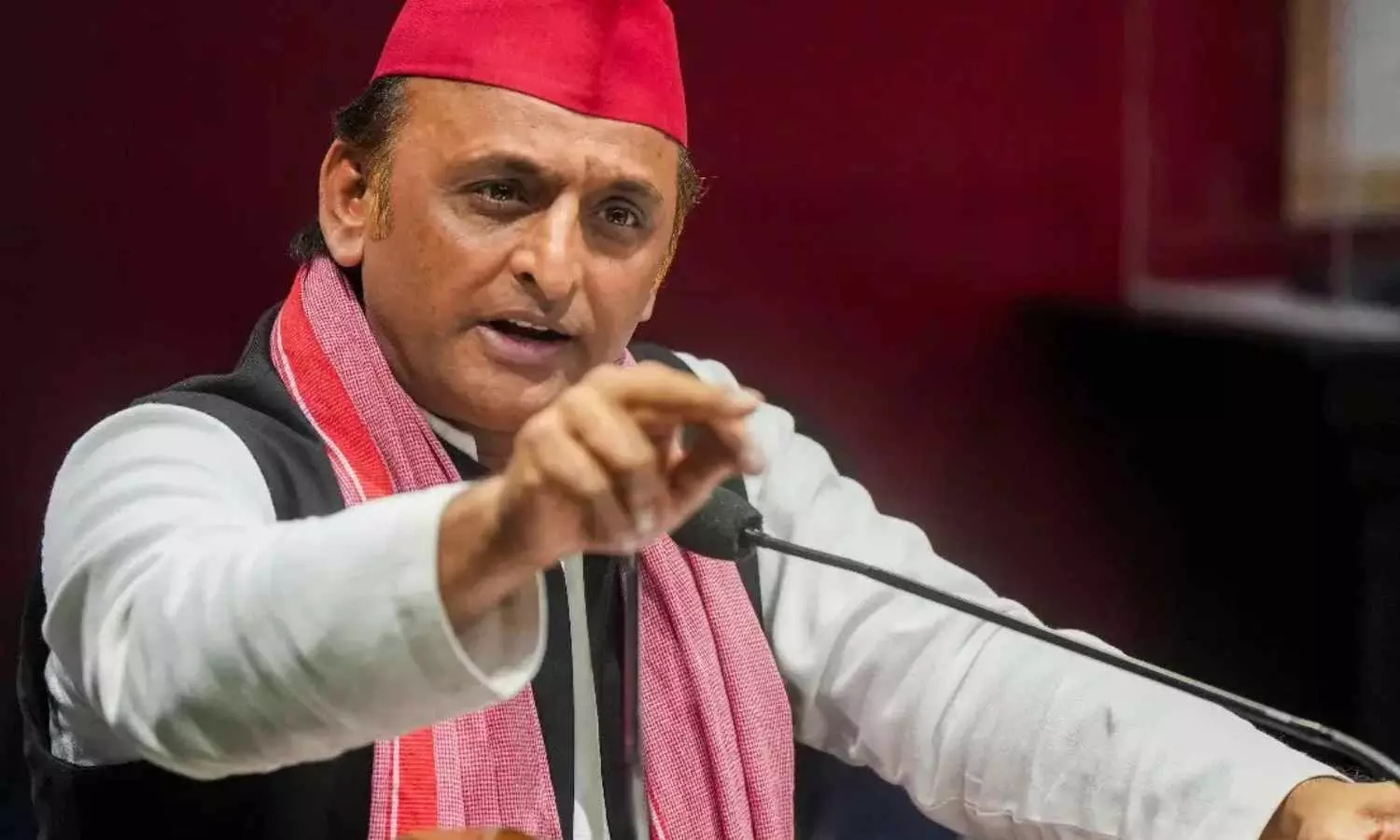 Akhilesh Yadav Raises Concerns Over Water Contamination at Triveni Sangam