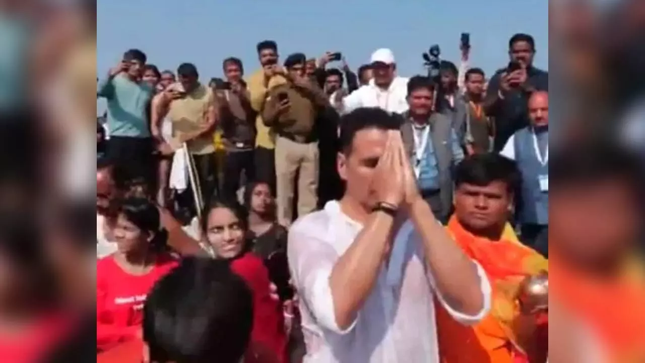 Akshay Kumar takes holy dip at Maha Kumbh