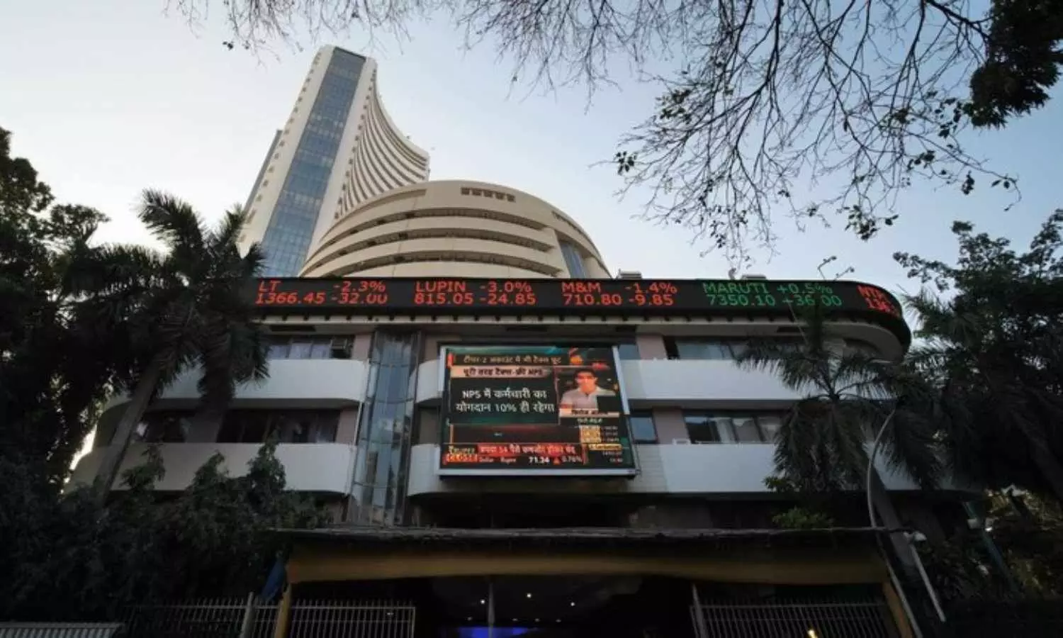 Benchmark Indices Trade Flat; IT, Metal, Realty Among Top Losers